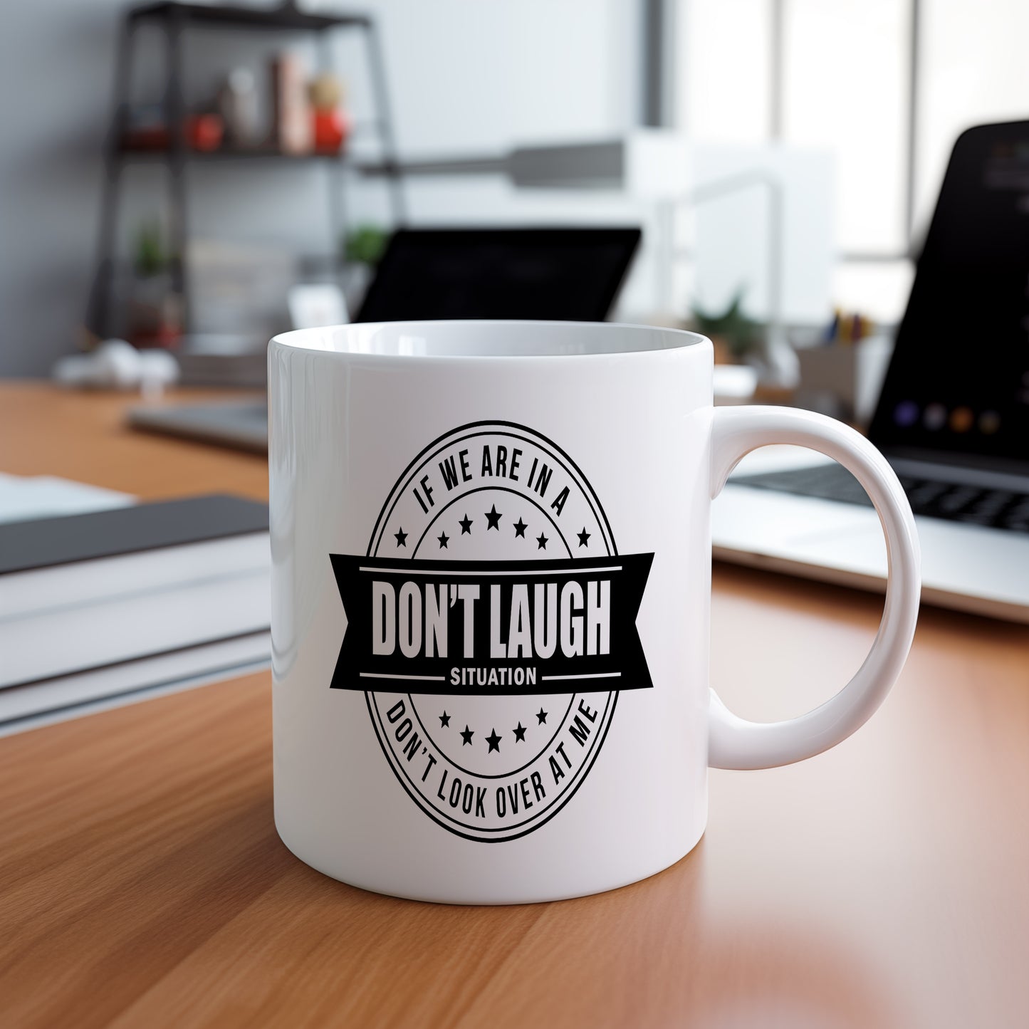 Hrnek s vtipným nápisem – DON'T LAUGH