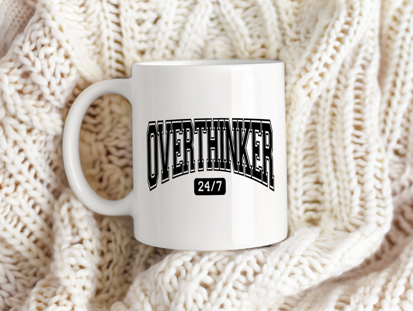 Hrnek s vtipným nápisem – OVERTHINKER