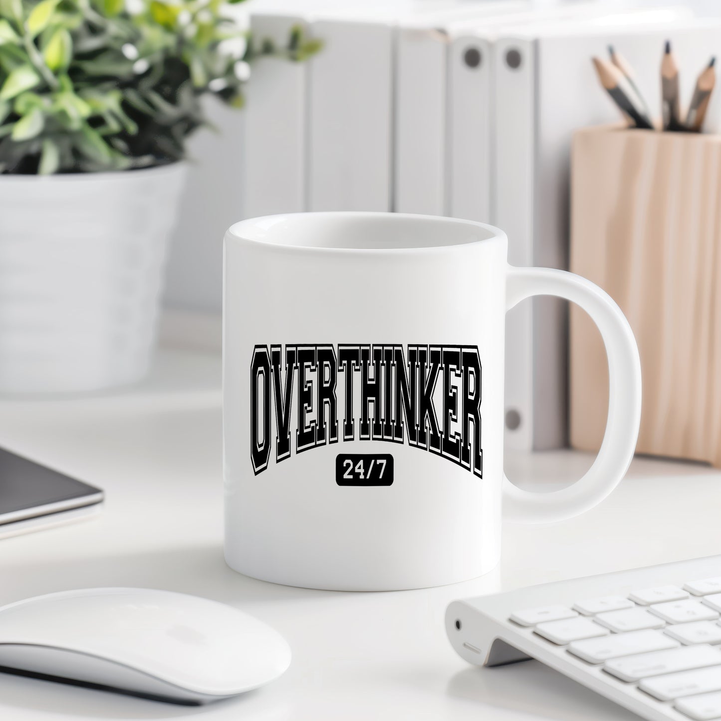 Hrnek s vtipným nápisem – OVERTHINKER
