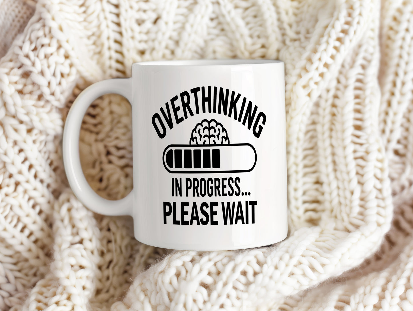 Hrnek s vtipným nápisem – Overthinking