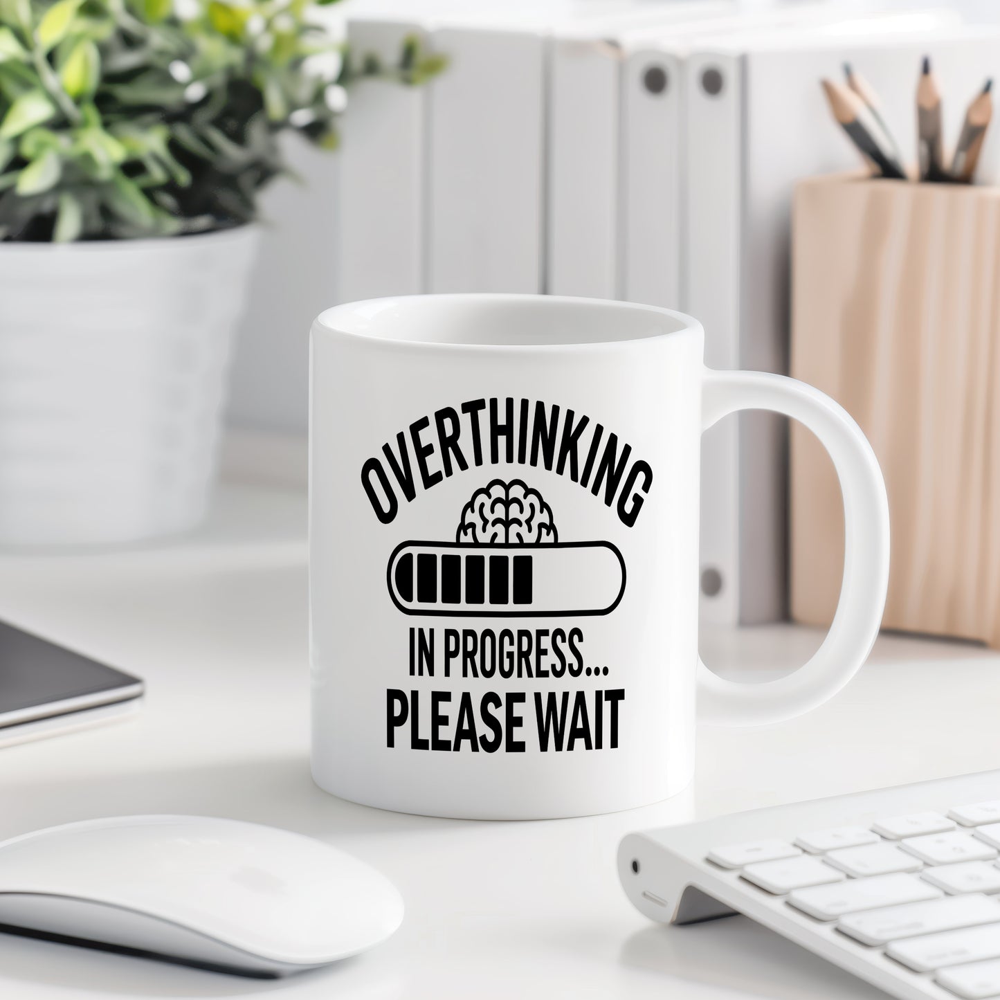 Hrnek s vtipným nápisem – Overthinking