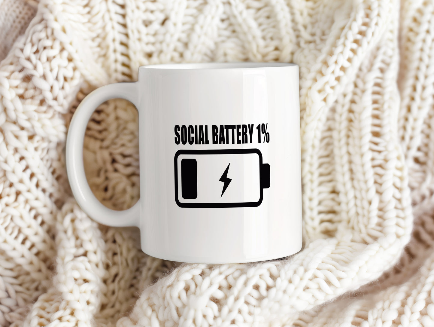 Hrnek s vtipným nápisem – SOCIAL BATTERY
