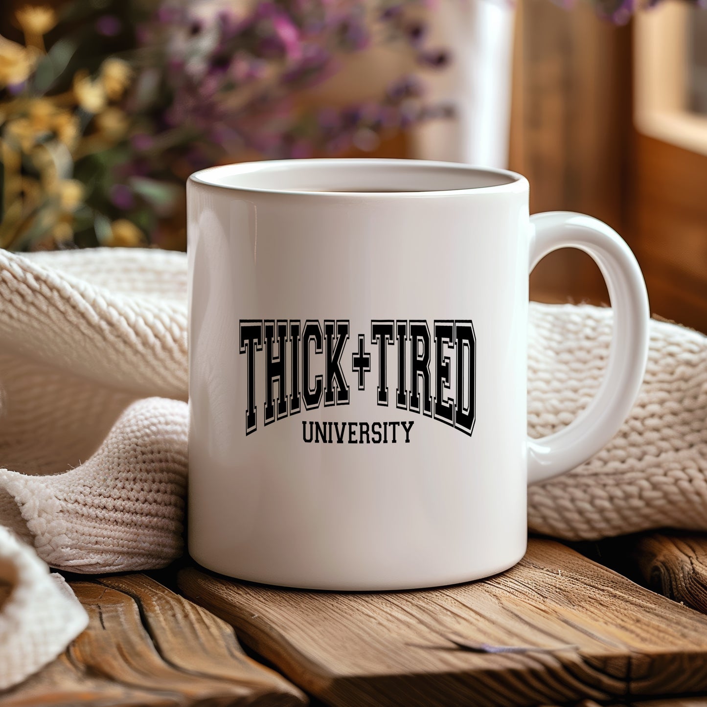 Hrnek s vtipným nápisem – THICK + TIRED