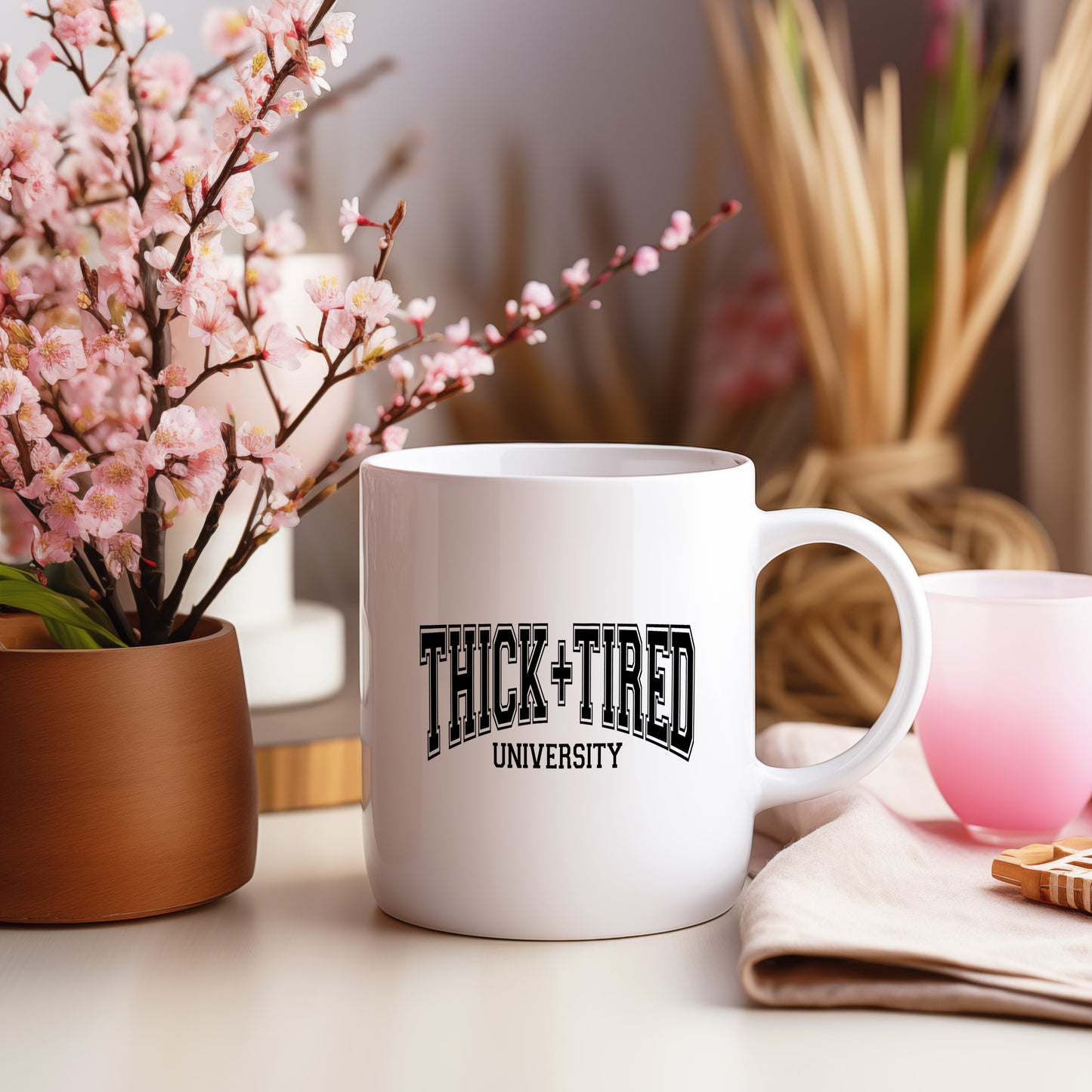 Hrnek s vtipným nápisem – THICK + TIRED