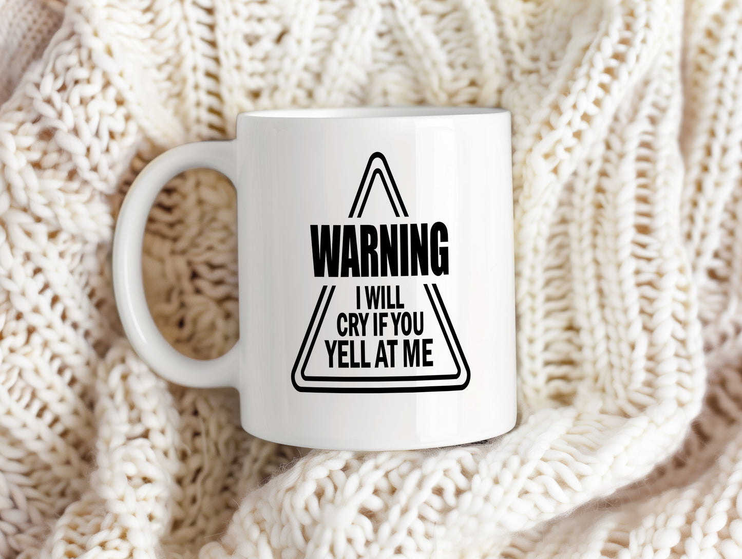 Hrnek s vtipným nápisem – WARNING – černobílý design