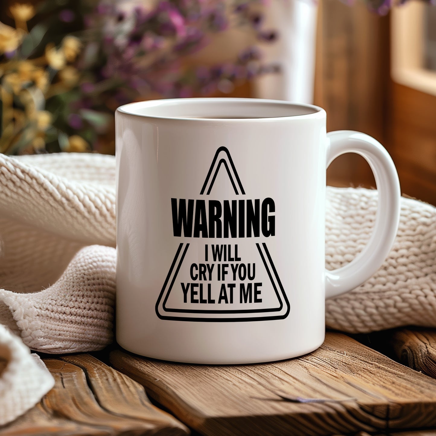 Hrnek s vtipným nápisem – WARNING – černobílý design