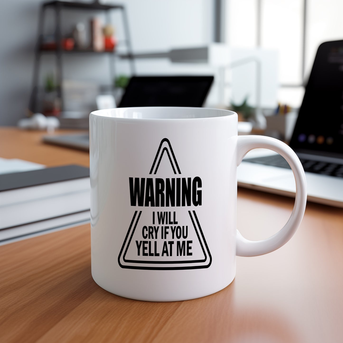 Hrnek s vtipným nápisem – WARNING – černobílý design