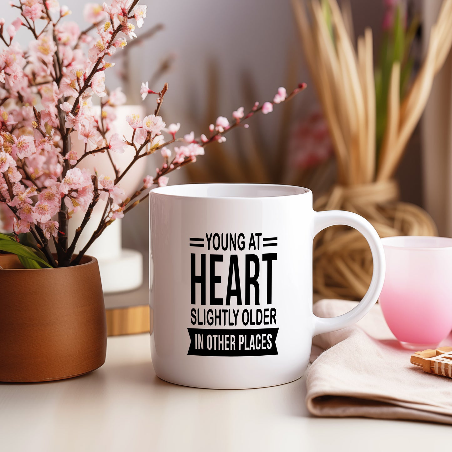 Hrnek s vtipným nápisem – Young at Heart