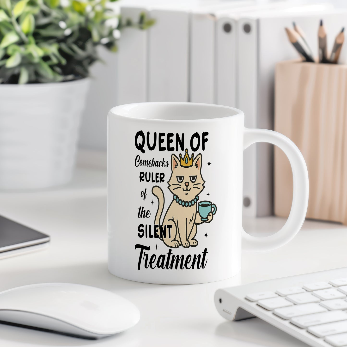 Hrnek s vtipným nápisem – QUEEN OF