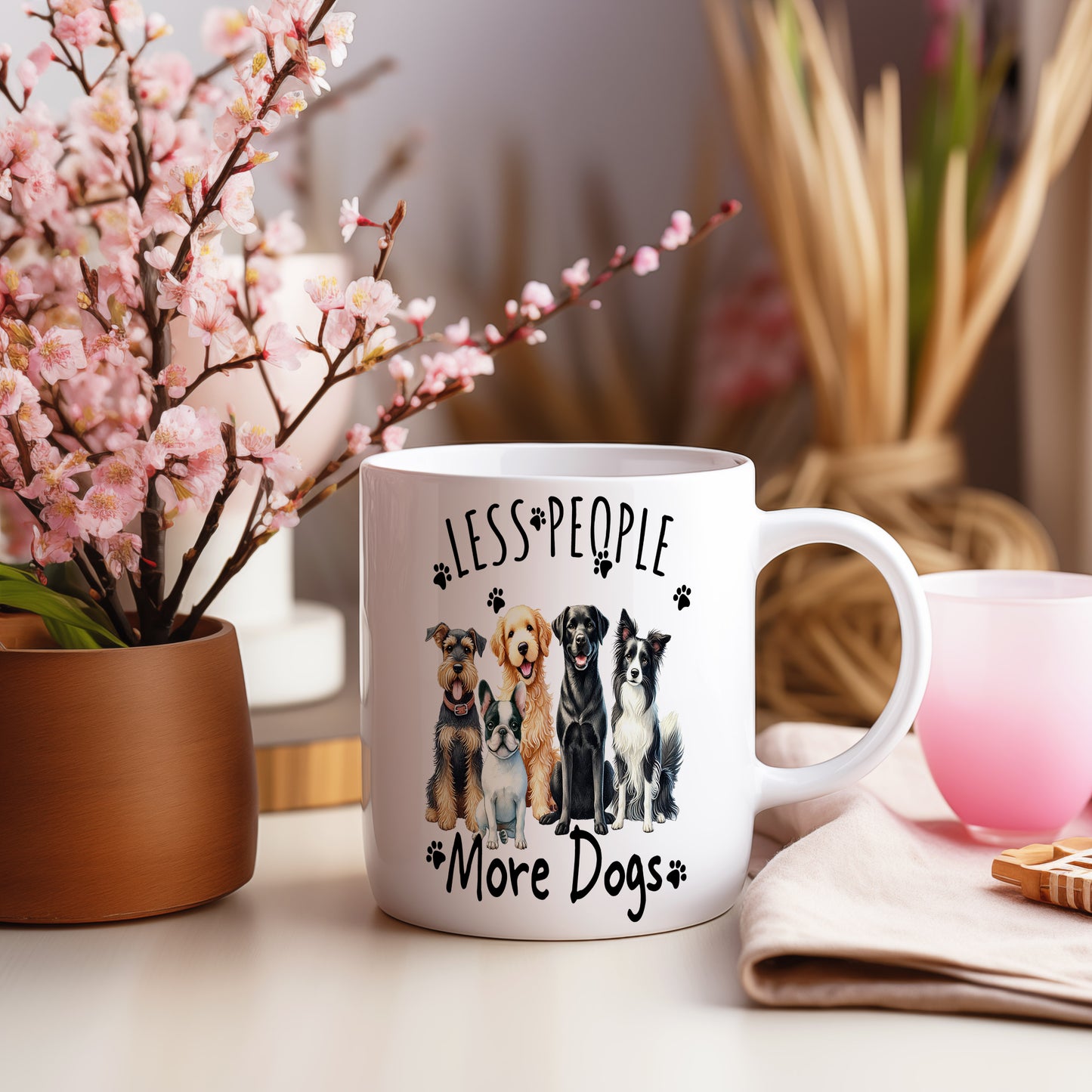 Hrnek s vtipným nápisem – Less People