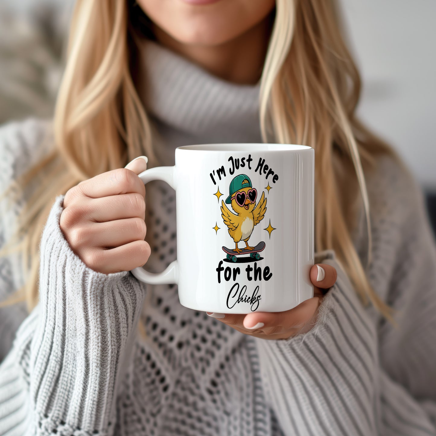 Hrnek s vtipným nápisem – Just Here for the Chicks