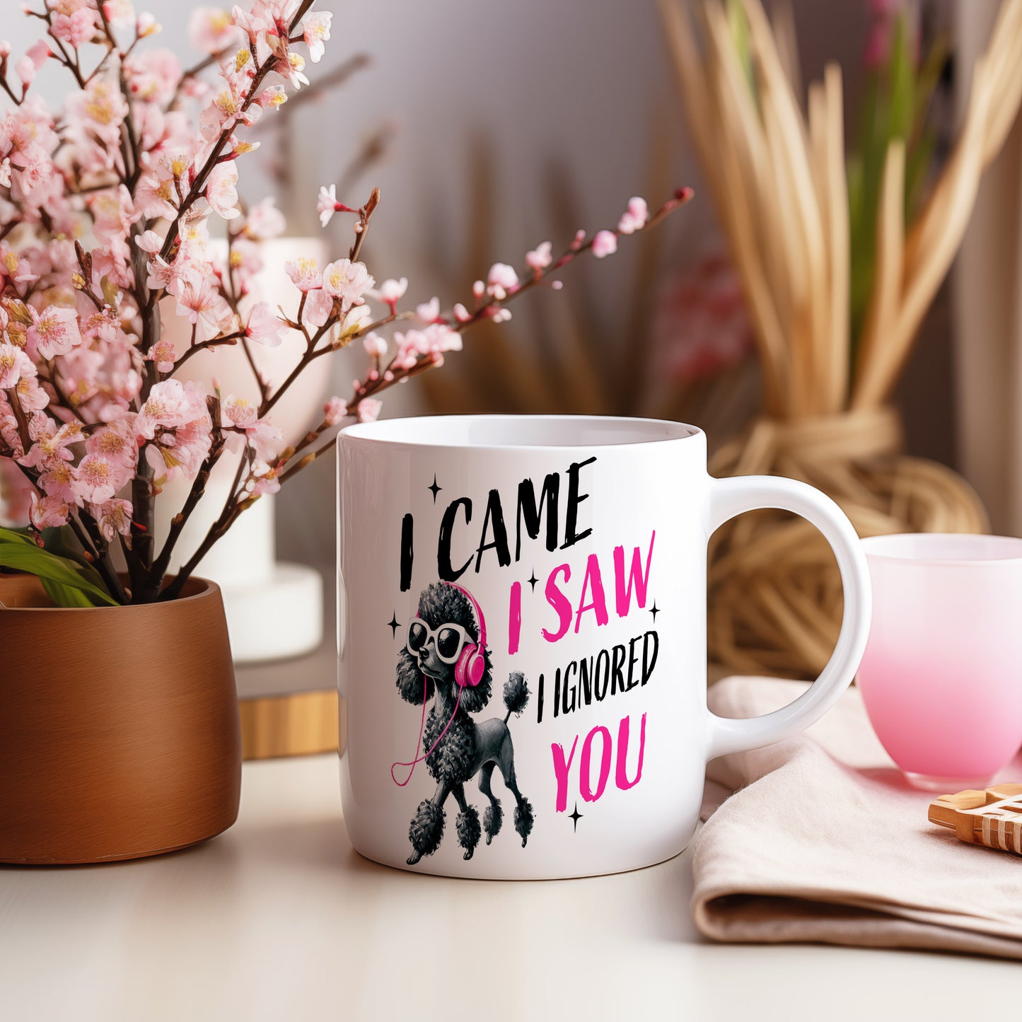 Hrnek s vtipným nápisem – I CAME I SAW – černo-růžový motiv