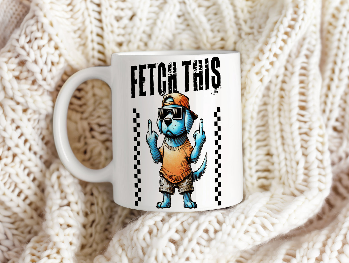 Hrnek s vtipným nápisem – FETCH THIS – humorný motiv