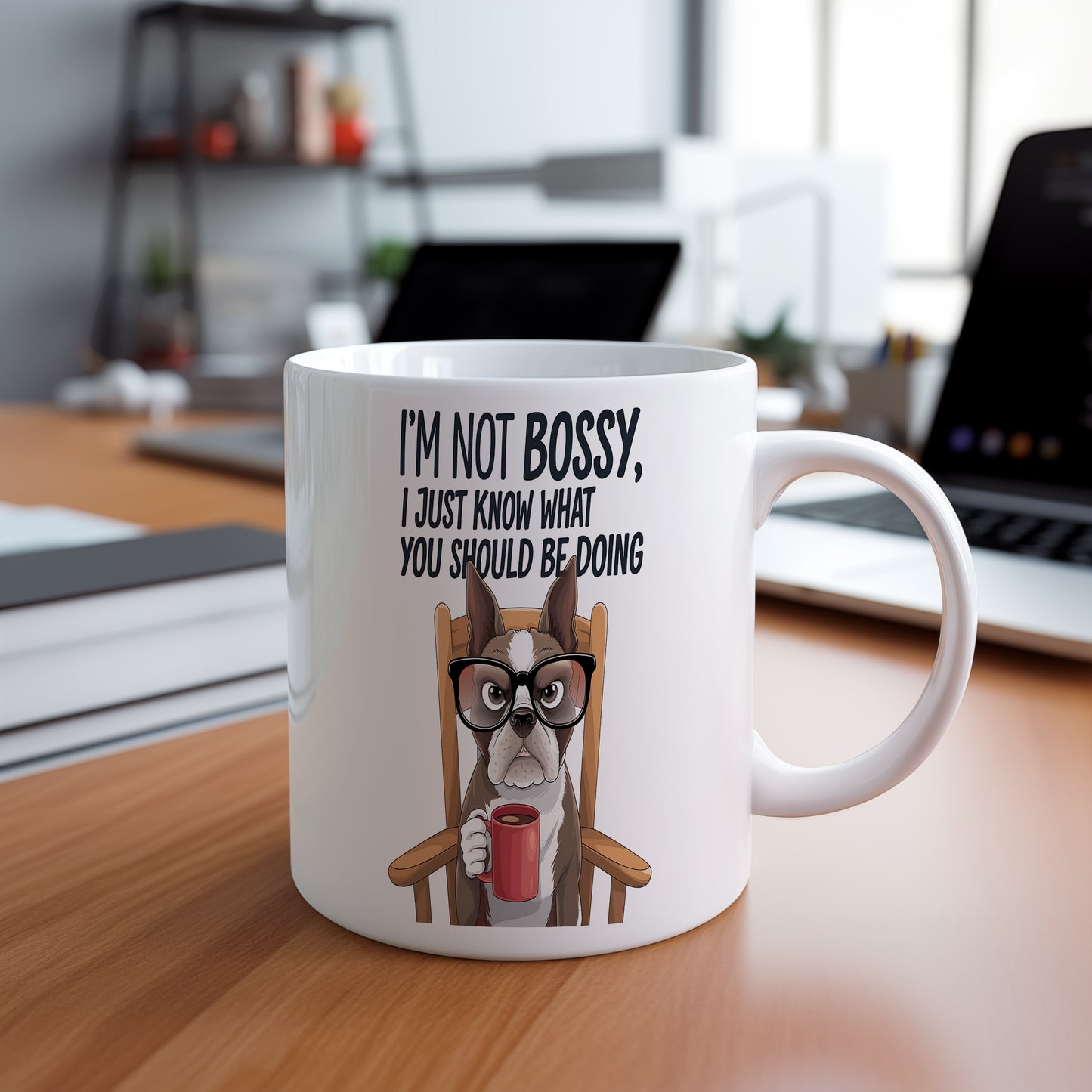 Hrnek s vtipným nápisem – I'M NOT BOSSY – humorný motiv