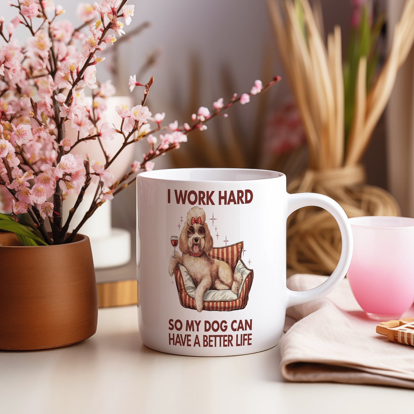 Hrnek s vtipným nápisem – I WORK HARD