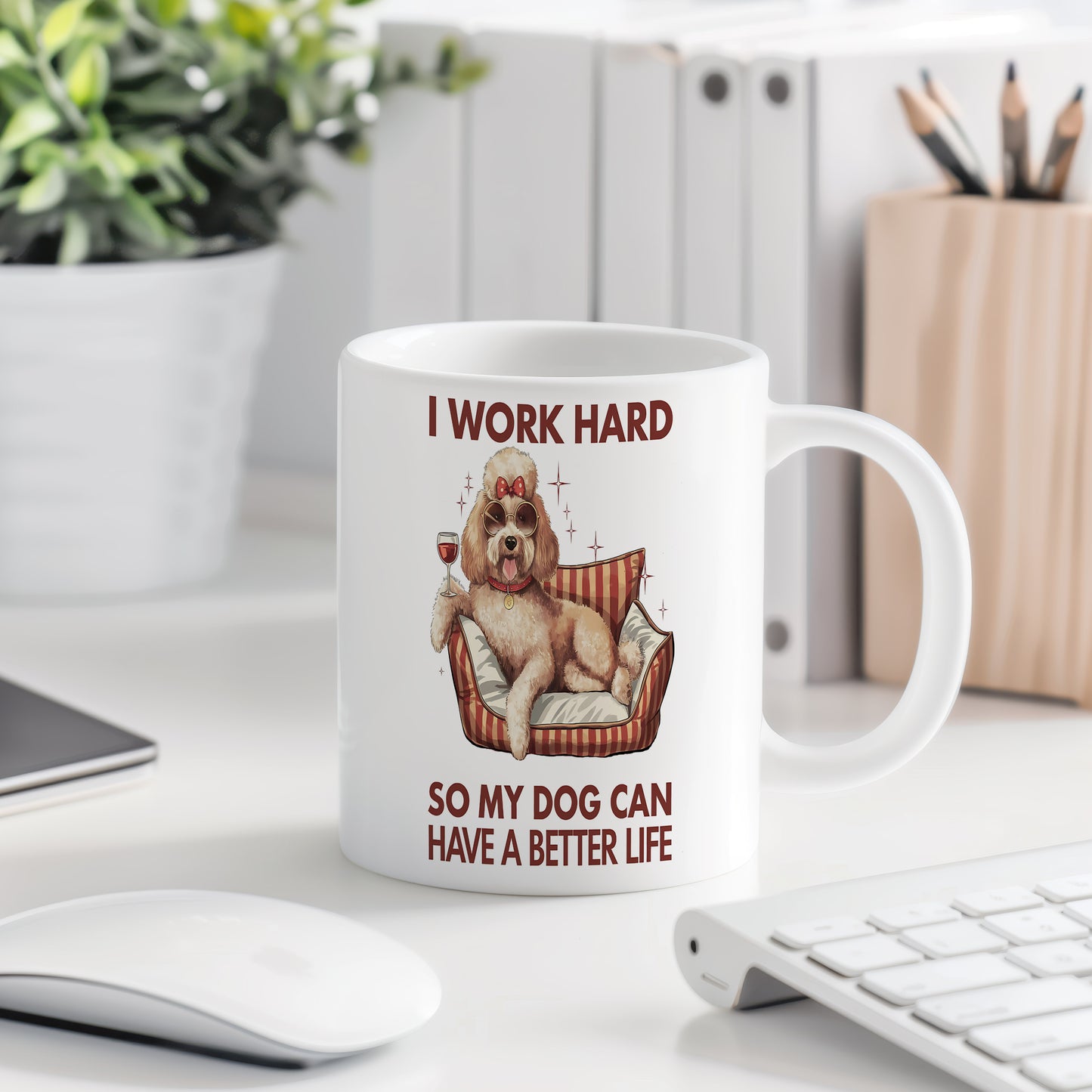 Hrnek s vtipným nápisem – I WORK HARD