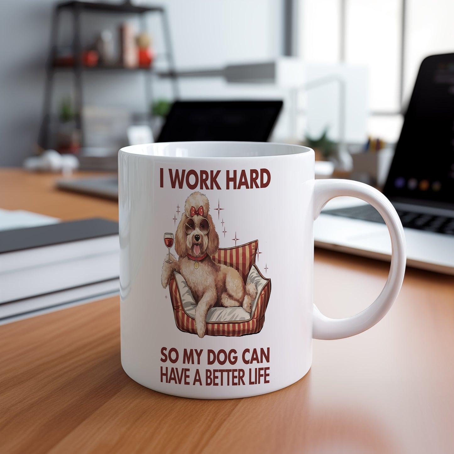 Hrnek s vtipným nápisem – I WORK HARD