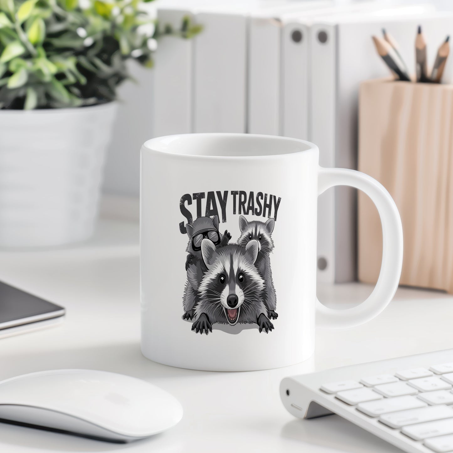 Hrnek s vtipným nápisem – STAY TRASHY