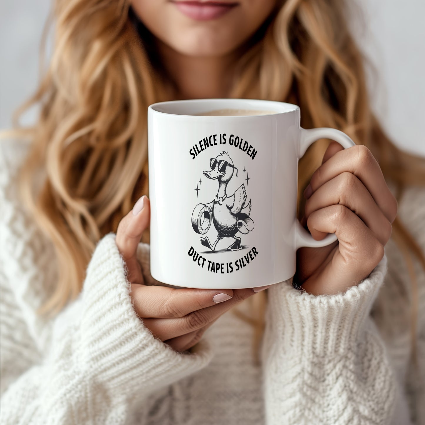 Hrnek s vtipným nápisem – SILENCE IS GOLDEN – černobílý design