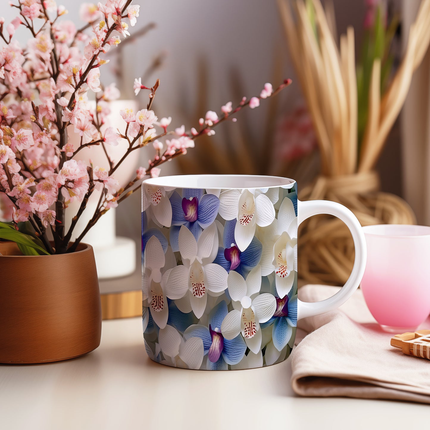 Hrnek s motivem orchidejí – modrými detaily