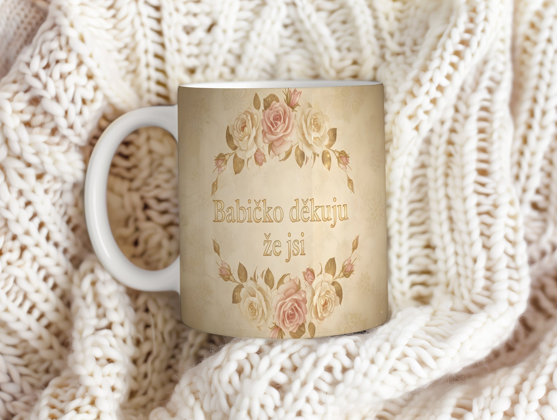 Hrnek s vintage růžemi a nápisem 'Babičko děkuju že jsi'.