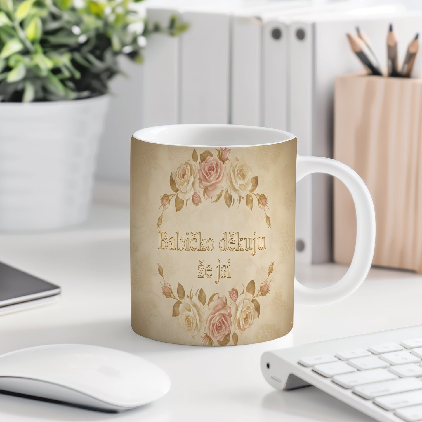 Hrnek s vintage růžemi a nápisem 'Babičko děkuju že jsi'.