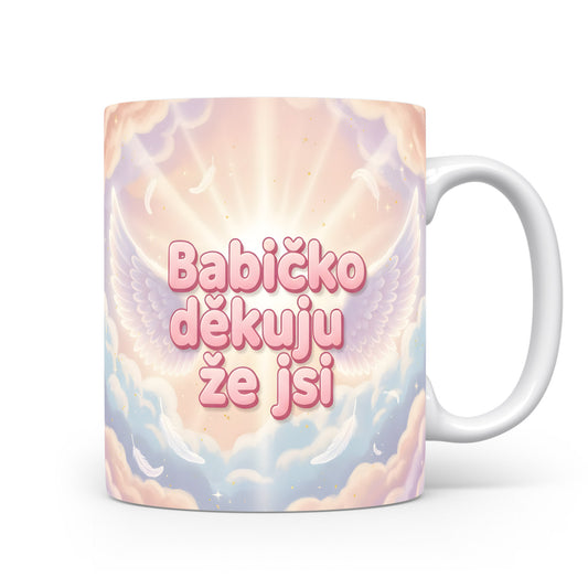 Hrnek s růžovými a modrými křídly a peříčky na pastelovém pozadí.