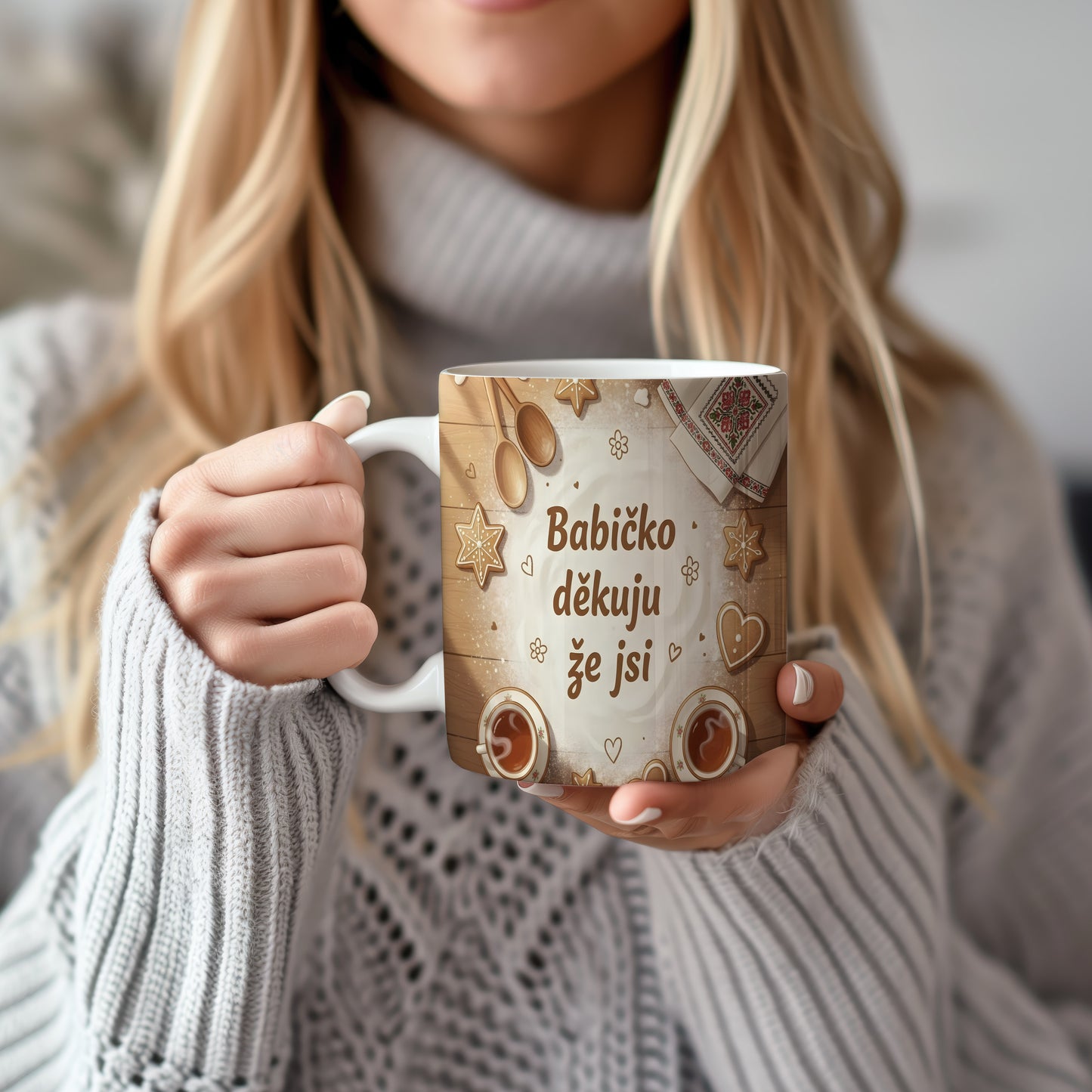 Hrnek s nápisem 'Babičko děkuju že jsi' a vintage motivy na dřevěném pozadí.