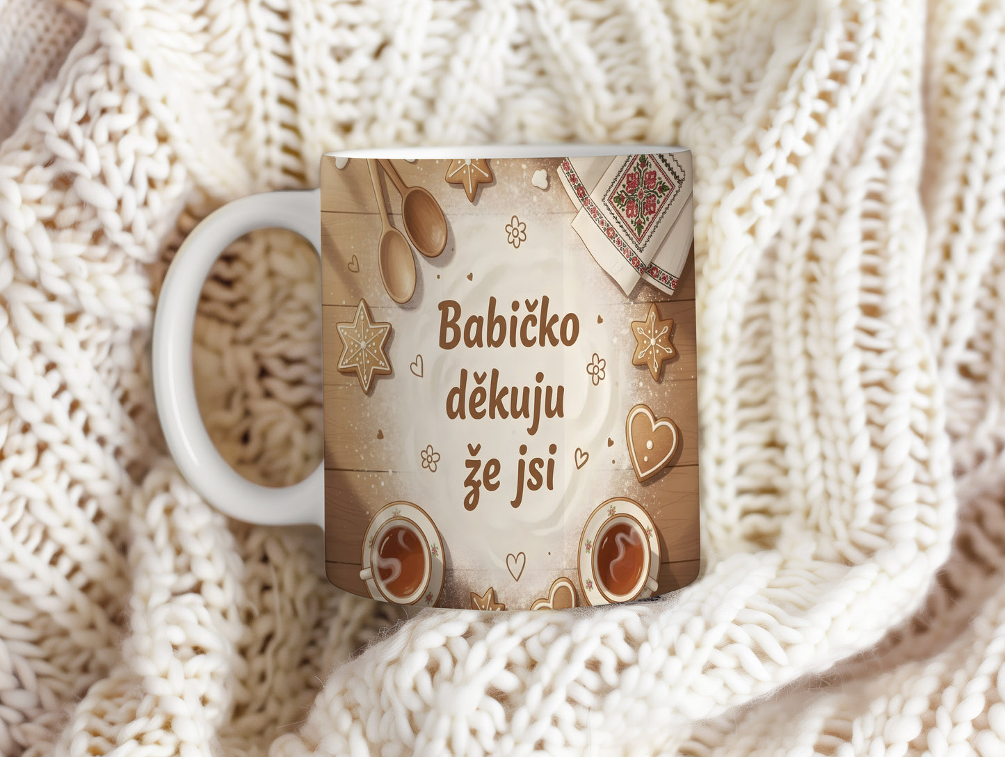 Hrnek s nápisem 'Babičko děkuju že jsi' a vintage motivy na dřevěném pozadí.