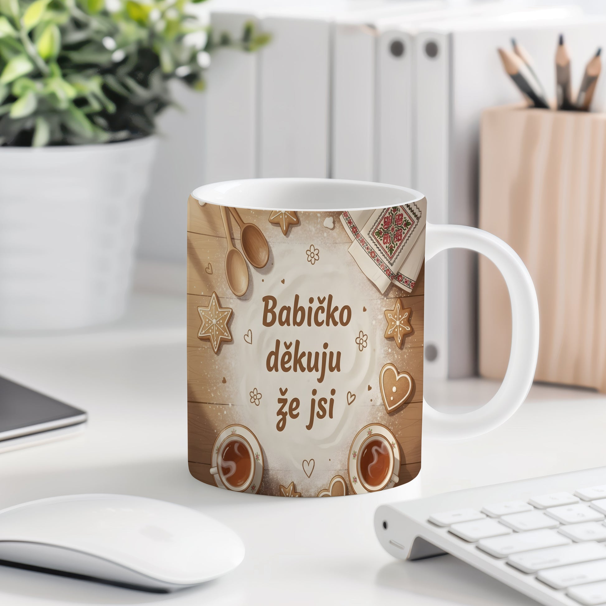 Hrnek s nápisem 'Babičko děkuju že jsi' a vintage motivy na dřevěném pozadí.