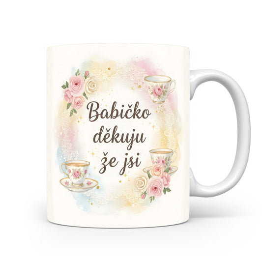 Hrnek s růžemi a čajovými šálky na akvarelovém pozadí.