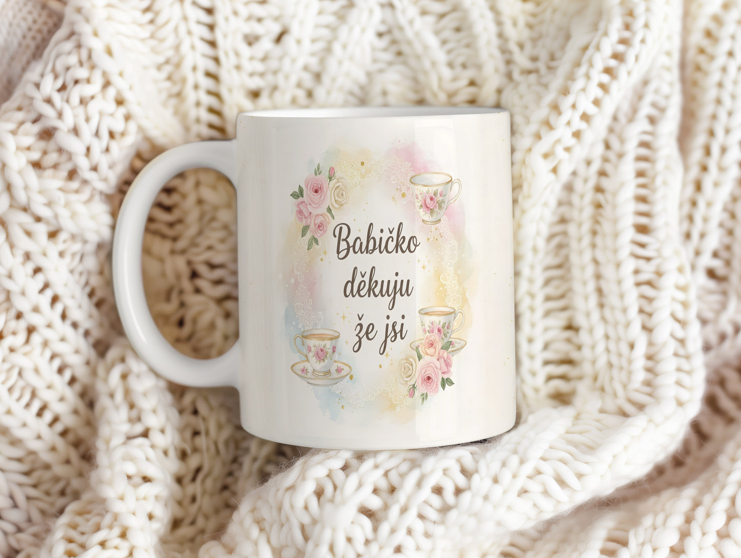 Hrnek s růžemi a čajovými šálky na akvarelovém pozadí.