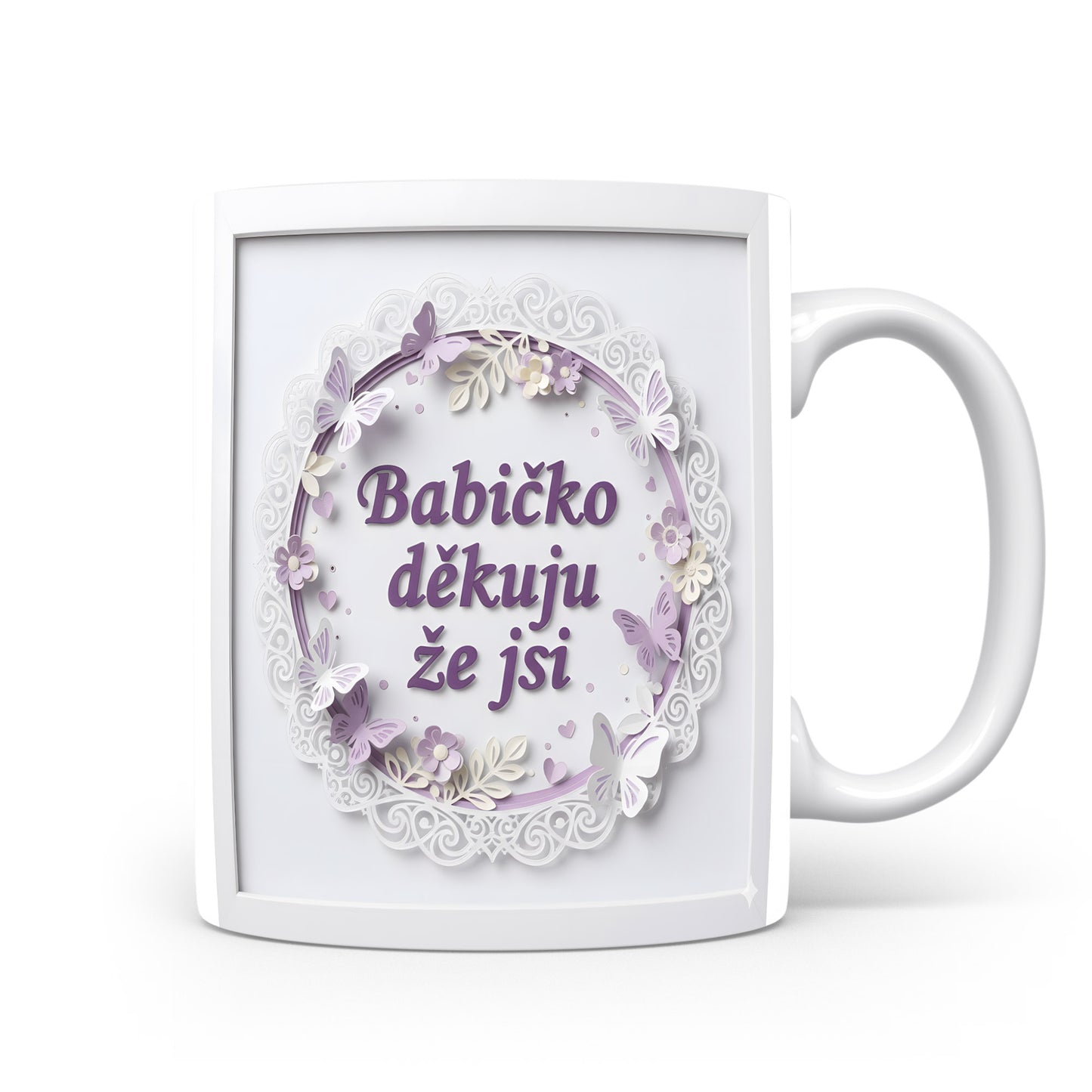 Hrnek s fialovými motýly a květinami na pastelovém pozadí.