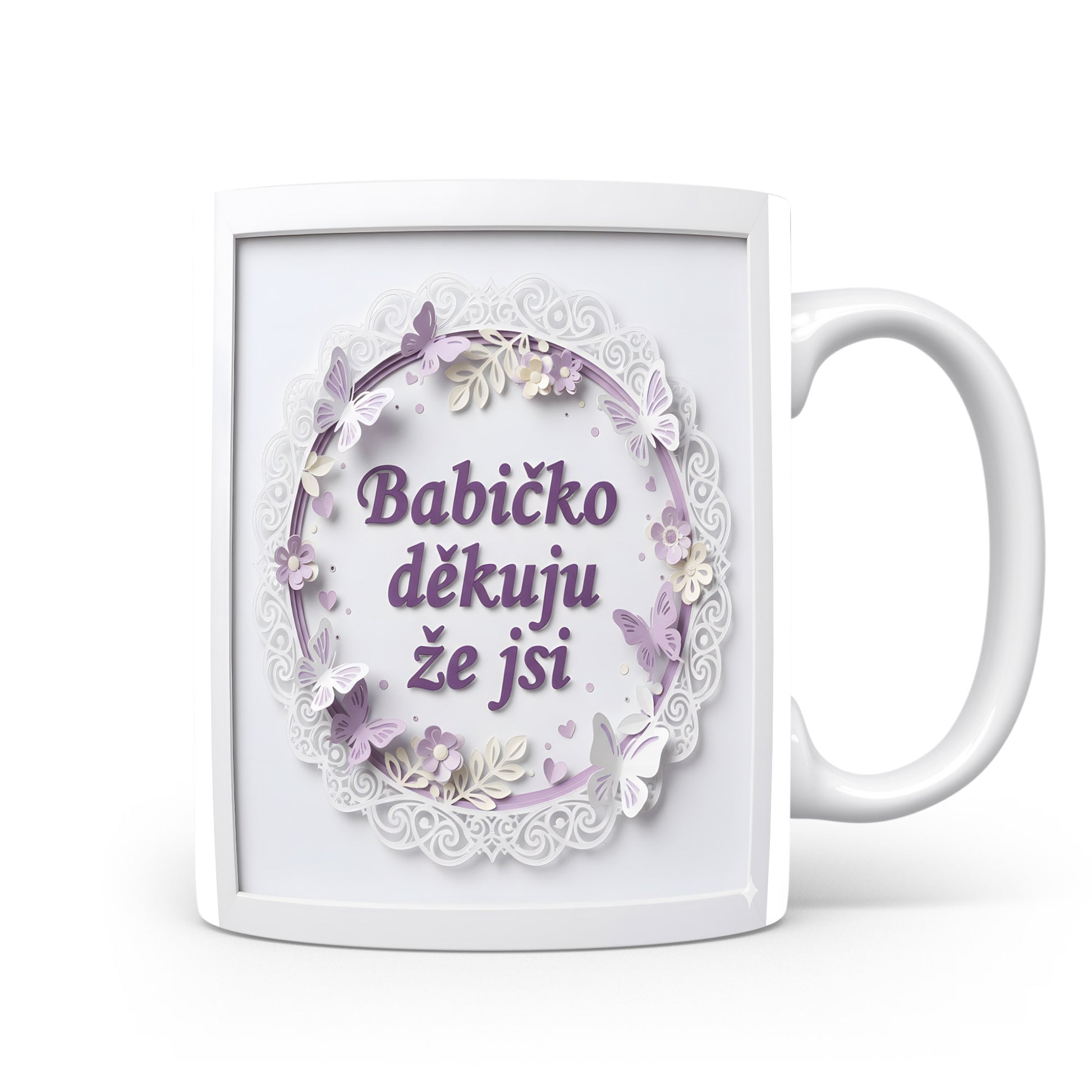 Hrnek s fialovými motýly a květinami na pastelovém pozadí.