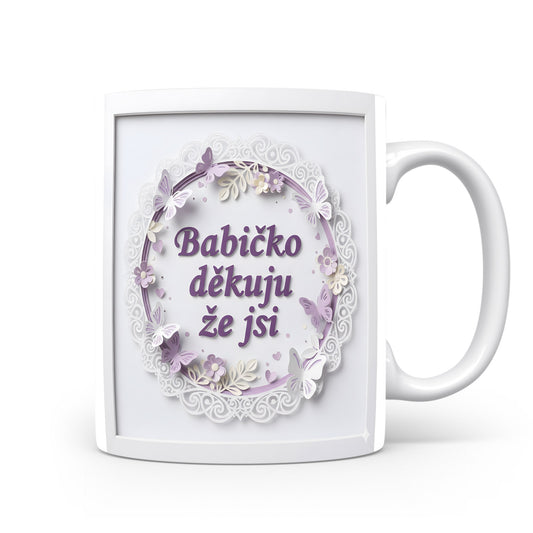 Hrnek s fialovými motýly a květinami na pastelovém pozadí.