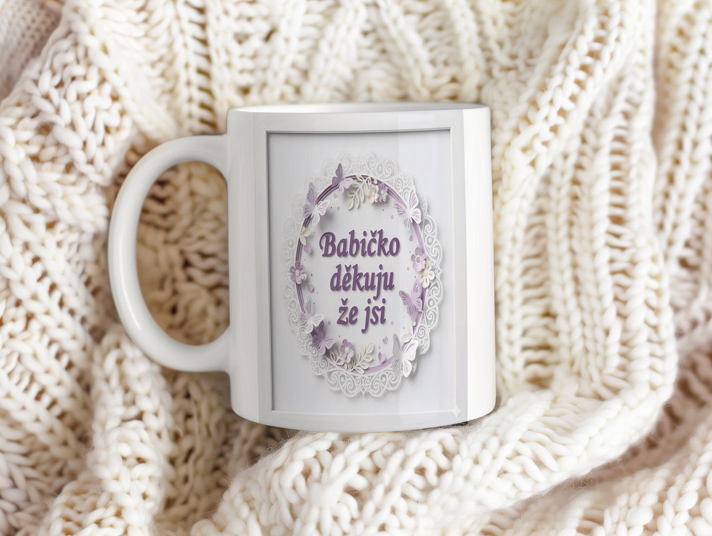 Hrnek s fialovými motýly a květinami na pastelovém pozadí.