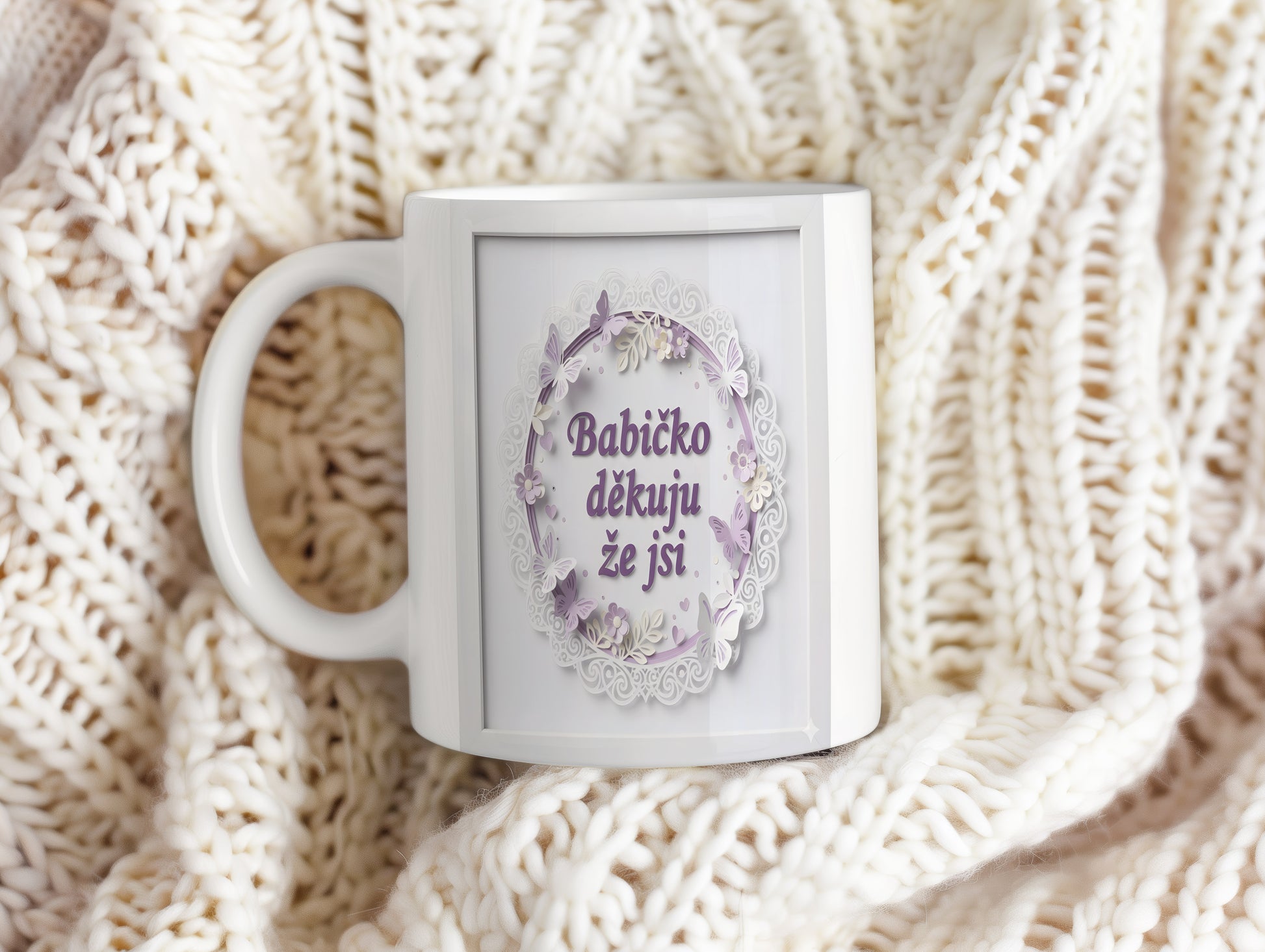 Hrnek s fialovými motýly a květinami na pastelovém pozadí.