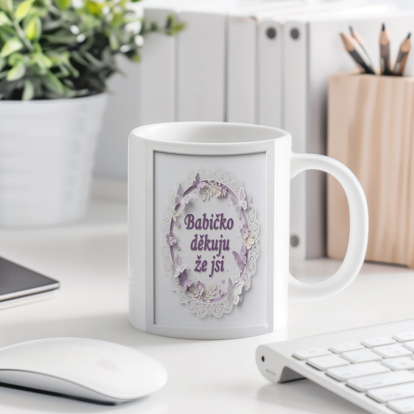 Hrnek s fialovými motýly a květinami na pastelovém pozadí.