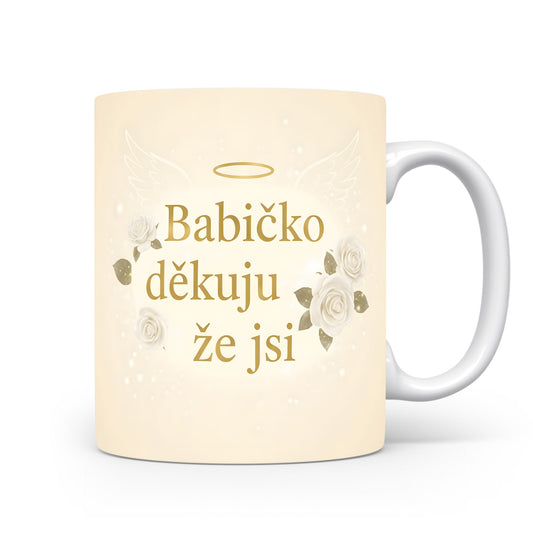 Krémový hrnek s nápisem 'Babičko děkuju že jsi', zdobený bílými růžemi a andělskými křídly.