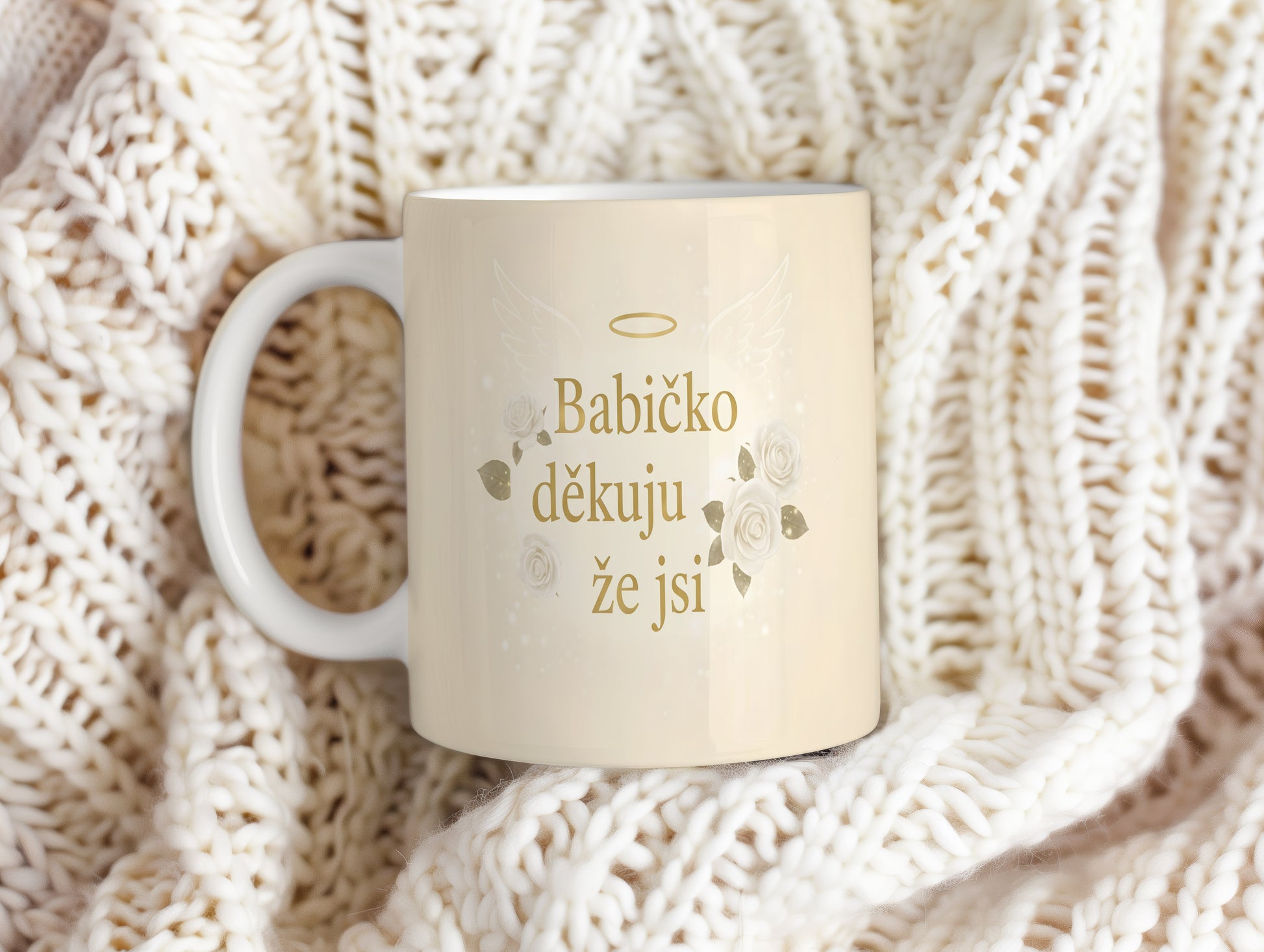 Krémový hrnek s nápisem 'Babičko děkuju že jsi', zdobený bílými růžemi a andělskými křídly.