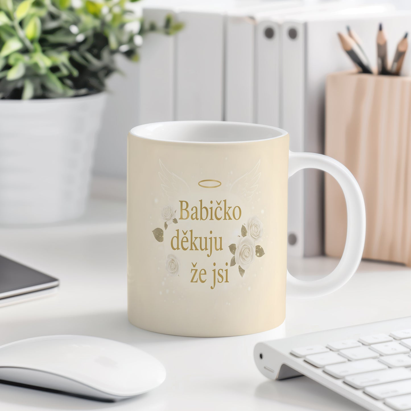 Krémový hrnek s nápisem 'Babičko děkuju že jsi', zdobený bílými růžemi a andělskými křídly.