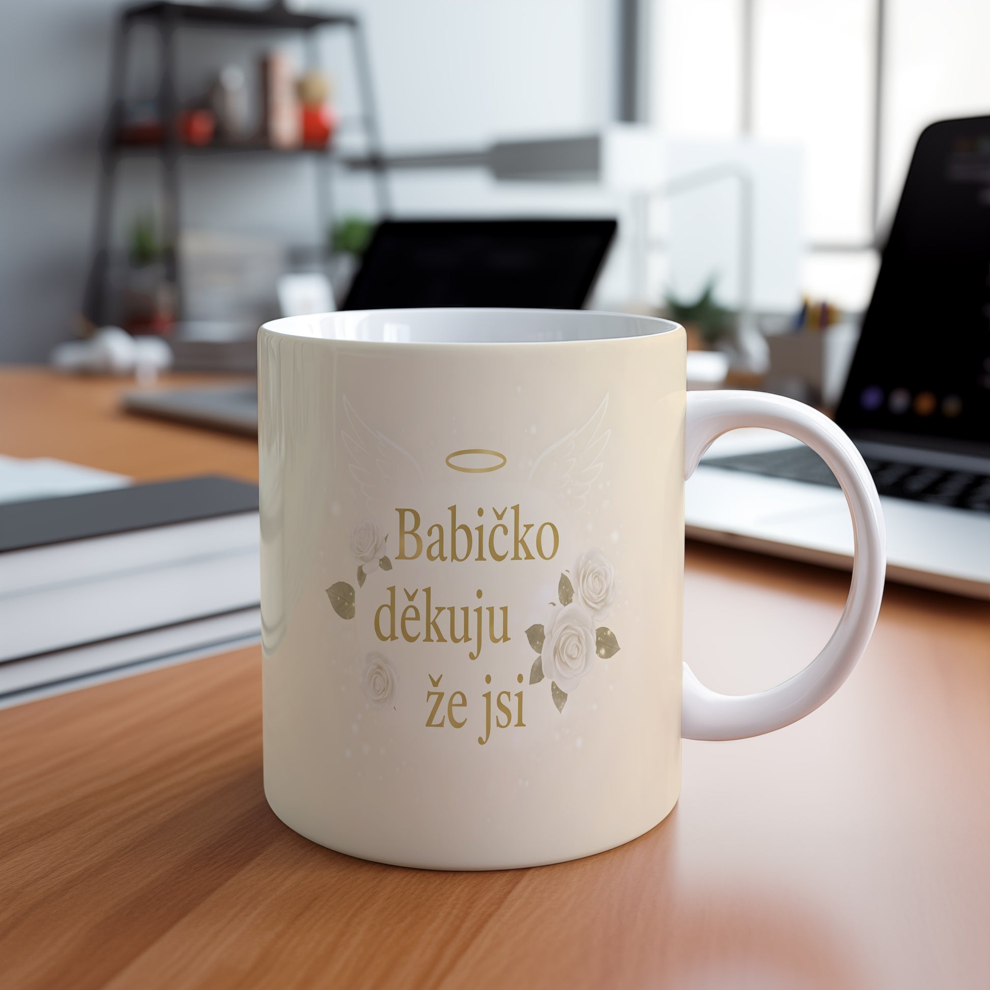 Krémový hrnek s nápisem 'Babičko děkuju že jsi', zdobený bílými růžemi a andělskými křídly.