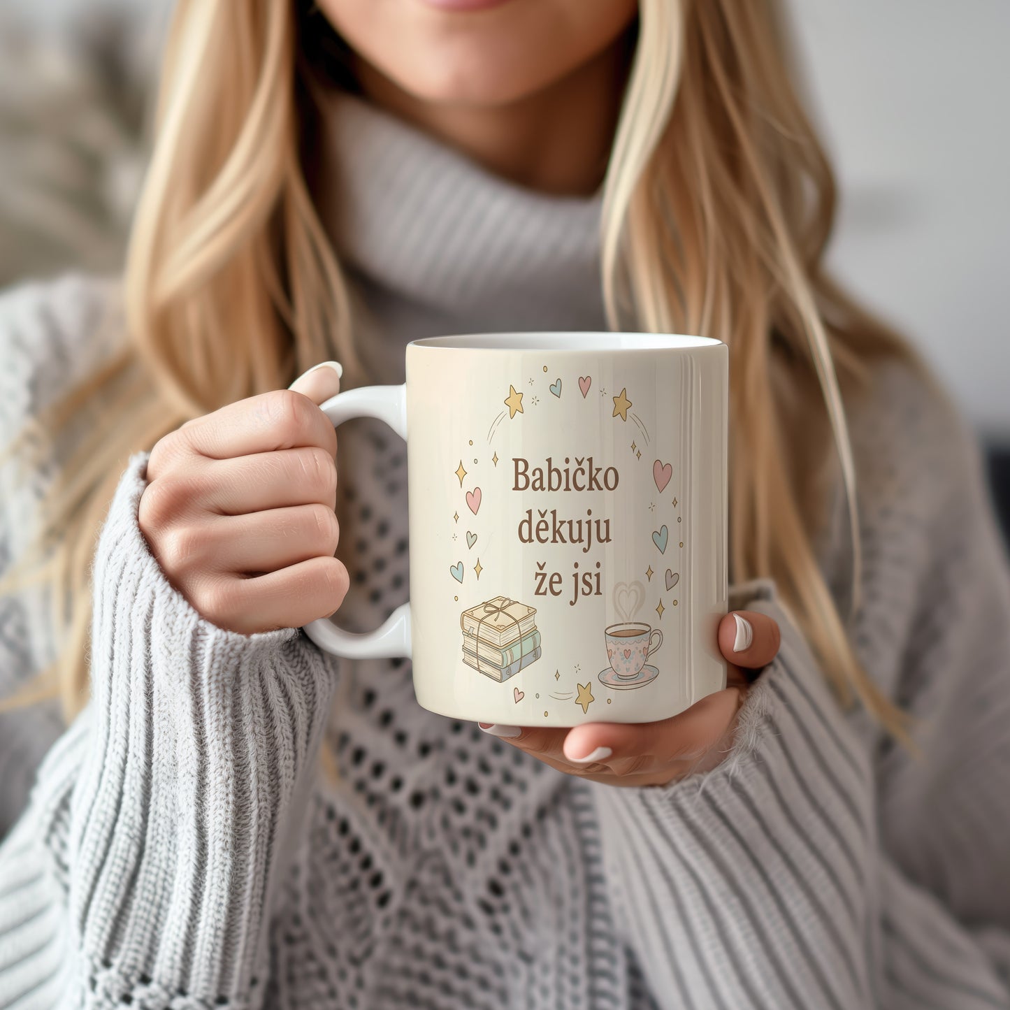 Béžový hrnek s nápisem a pastelovými srdíčky a hvězdami.