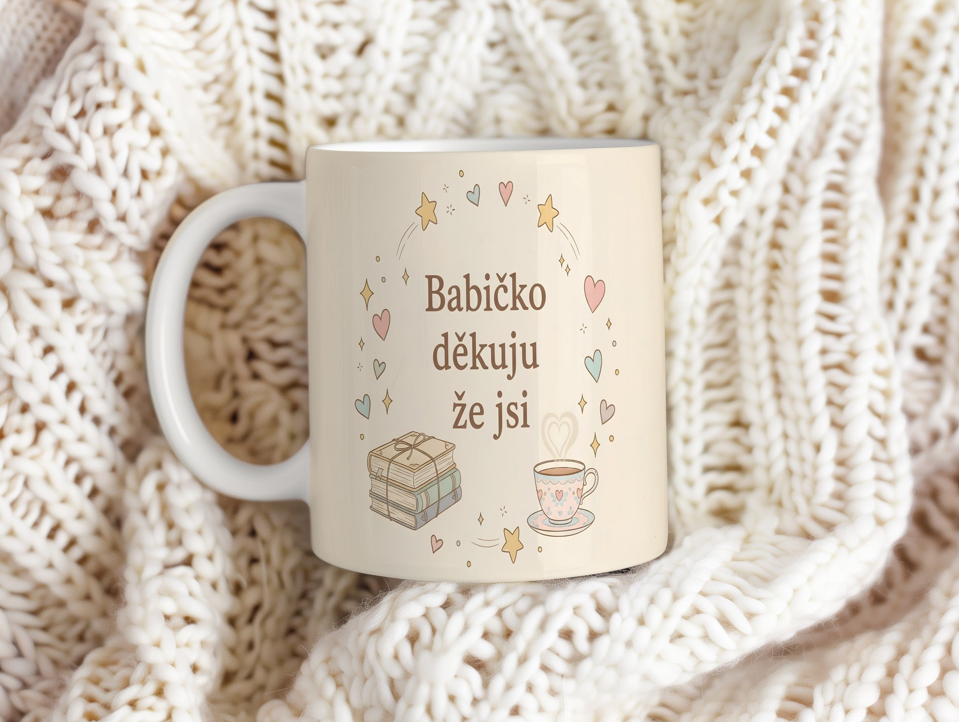 Béžový hrnek s nápisem a pastelovými srdíčky a hvězdami.