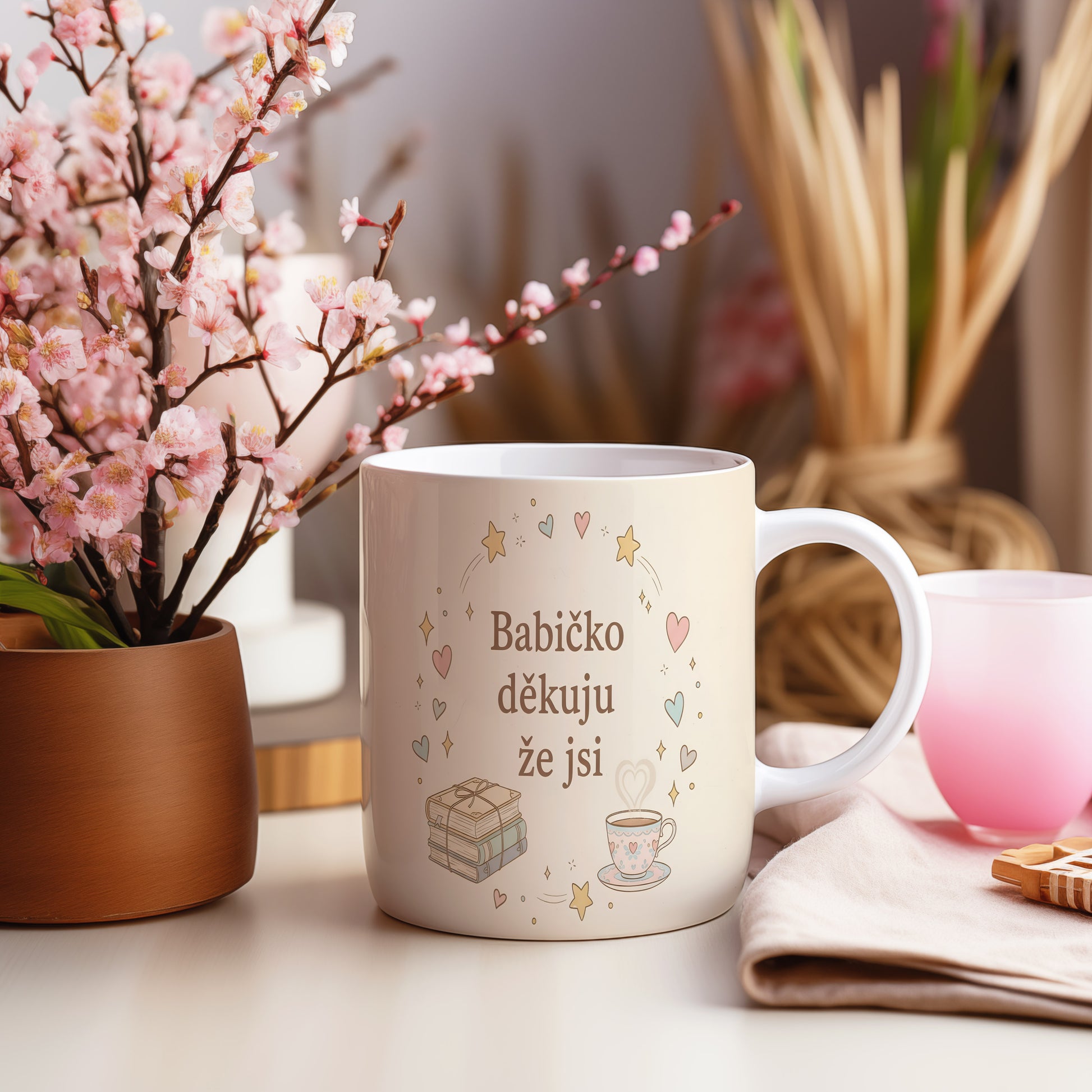Béžový hrnek s nápisem a pastelovými srdíčky a hvězdami.