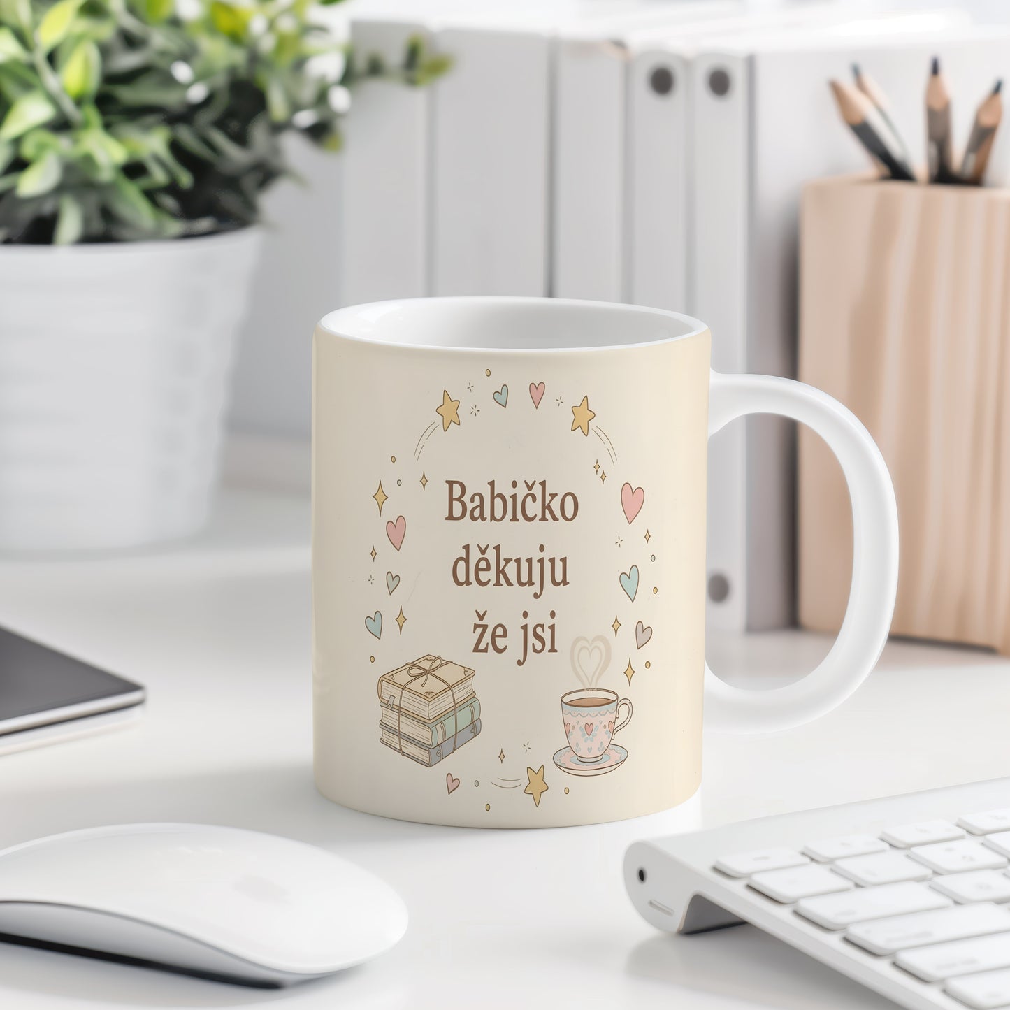 Béžový hrnek s nápisem a pastelovými srdíčky a hvězdami.