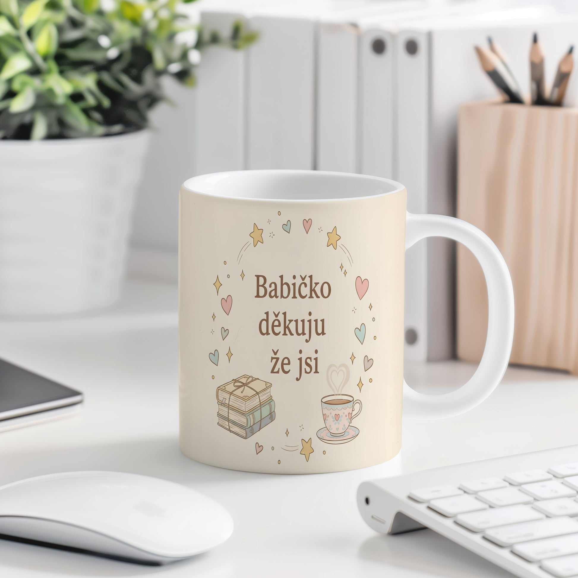 Béžový hrnek s nápisem a pastelovými srdíčky a hvězdami.