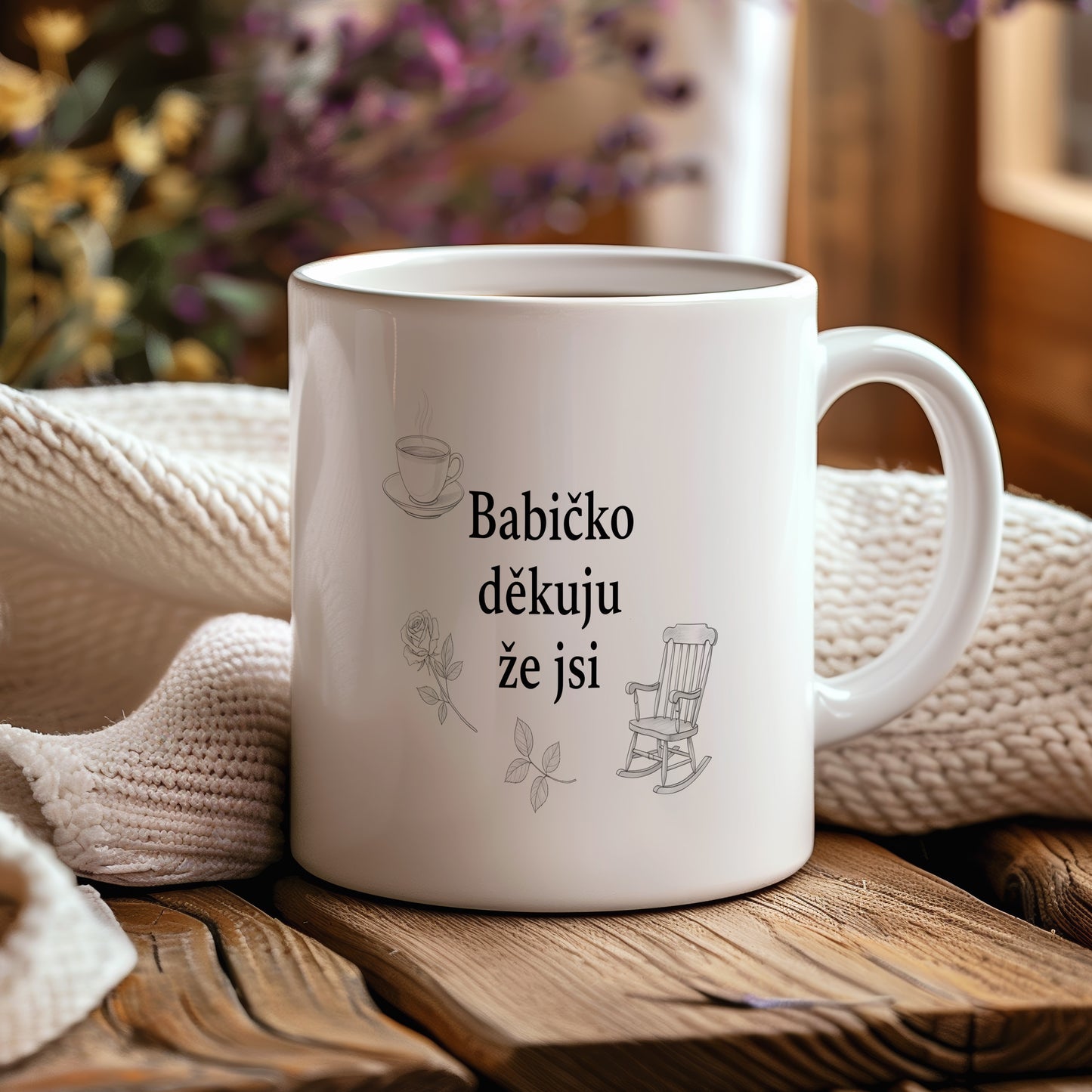 Bílý hrnek s motivy šálku kávy, růže a houpacího křesla.