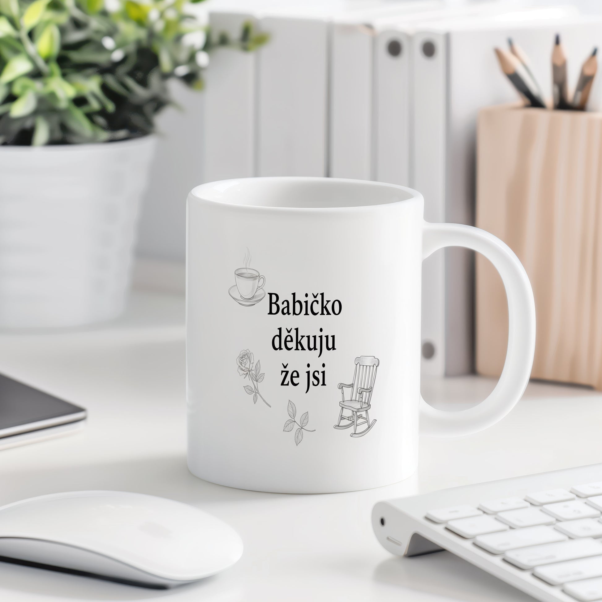 Bílý hrnek s motivy šálku kávy, růže a houpacího křesla.