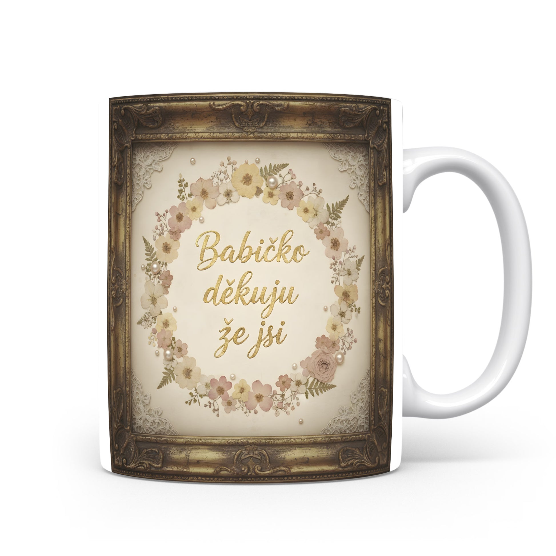 Hrnek s vintage květinovým věncem a zlatým nápisem pro babičku.